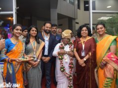 सी-२० च्या अध्यक्ष माता अमृतानंदमयी यांच्यासह देश-विदेशातून आलेल्या प्रतिनिधींचे विमानतळावर पारंपरिक नागपुरी पद्धतीने स्वागत